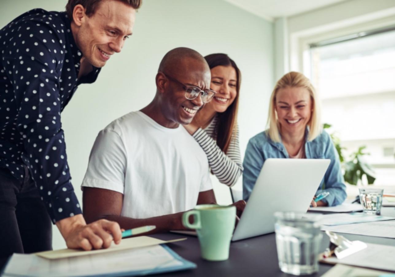 Arbeitsplatz mit Notizen und Skizzen für Geschäftsplanung
